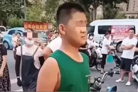 “不许欺负我妈妈！”河南郑州一小男孩手持尖刀想保护妈妈，妈妈及时阻止！此事在网上引起网友关注和讨论。图片