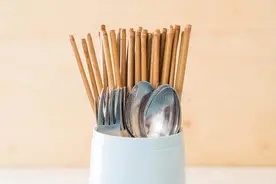 旧筷子别扔，拿6根绑在一起，放在客厅和厨房，省不少钱，真实用图片