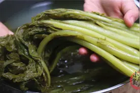 淘米水腌酸菜方法太赞了，2天发酵，3天能吃，比老坛酸菜还酸爽图片