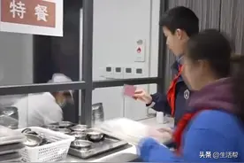 上海校园午餐AB制全面落地，提供两种餐食方案供学生选择图片