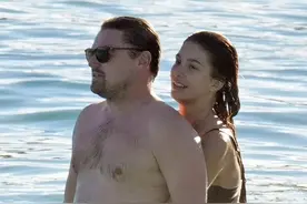 小李子租9亿游艇划水，与小女友泡海中疯狂嬉戏，啤酒肚抢镜图片