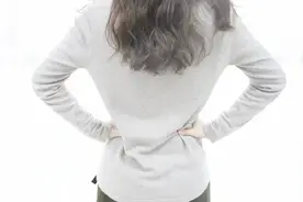 你知道为什么女生屁股上方会两个坑吗？图片