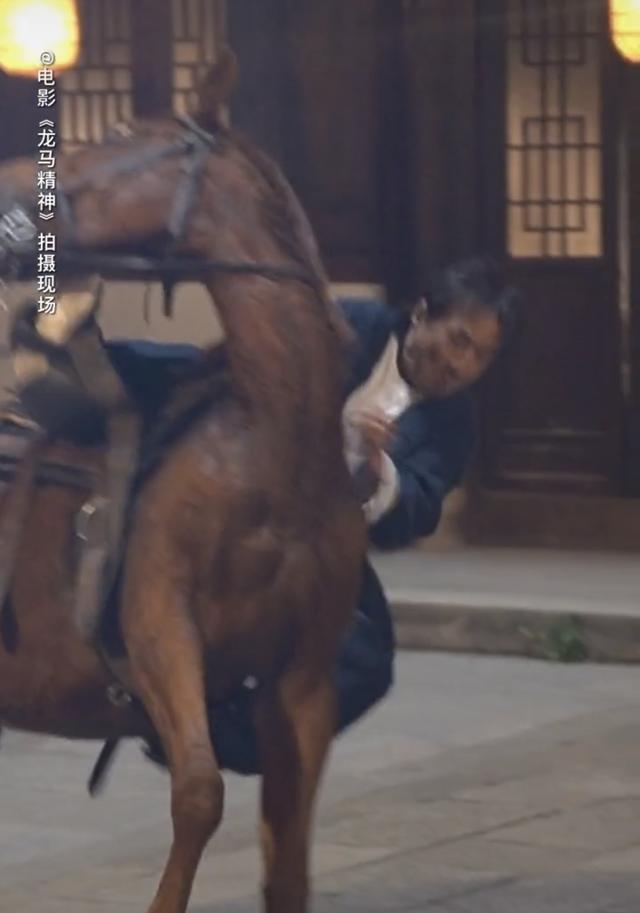 成龙拍戏摔下马头撞水泥地