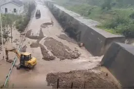注意！六盘水往毕节方向高速路中断，请绕行图片
