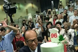 96岁李嘉诚精神矍铄，首富的保养秘诀是“过穷人的生活”图片