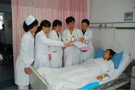 2005年，山东女子“人流”手术被实习医生围观，怒把医院告上法庭图片
