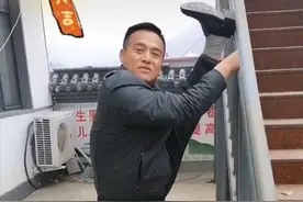 演员黑子自曝当“村官”，楼梯上压腿功底深厚，车钥匙引网友热议图片