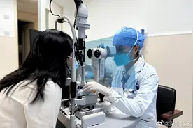 女子戴隐形眼镜10年，角膜长满新生血管，可能引起很严重的后果图片
