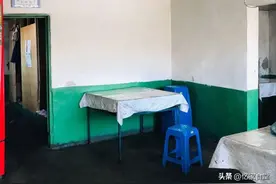 东北女婿开豪车见家长，请老丈人一家吃小破店，结账时他目瞪口呆图片