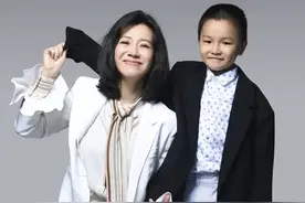 刘琳带儿子拍大片，母子俩穿西装一个飒爽一个搞怪，儿子太可爱了图片