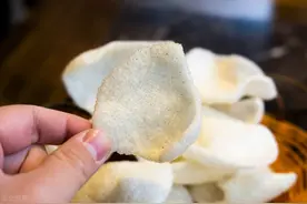 炸虾片停不下来图片