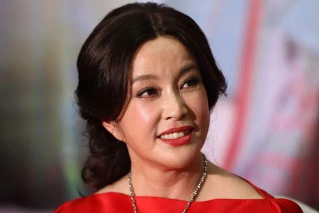 这除了刘晓庆的表演功底了得之外,还要归功于毛戈平神一般的化妆水平.