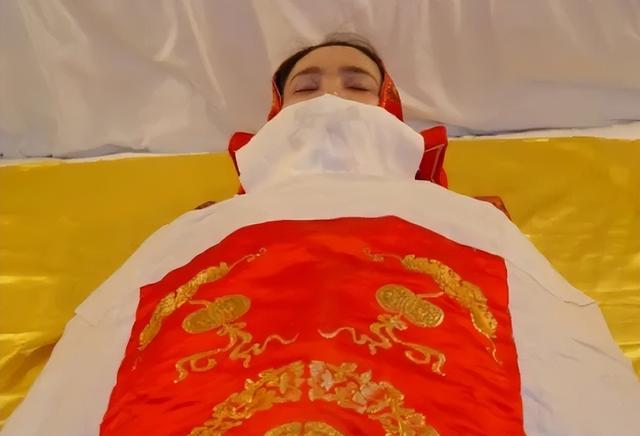 家里老人过世,给穿寿衣的都有哪些人?有什么讲究和要求?