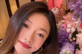 程晓玥出月子与朋友聚会，哺乳期仍坚持喝咖啡！产后后遗症太明显图片