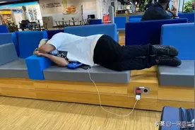 中国男足归化球员滞留荷兰国际机场图片