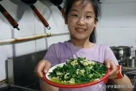 炒菜小霸王：10岁小厨娘颠勺炒菜样样精通，动作堪比酒店大厨图片