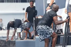 乔丹一家豪华游艇出海，娇妻44岁穿泳衣尽显迷人曲线图片