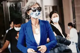 女神老了！10位女星白发照，高圆圆头顶斑驳，有人已满头雪白图片