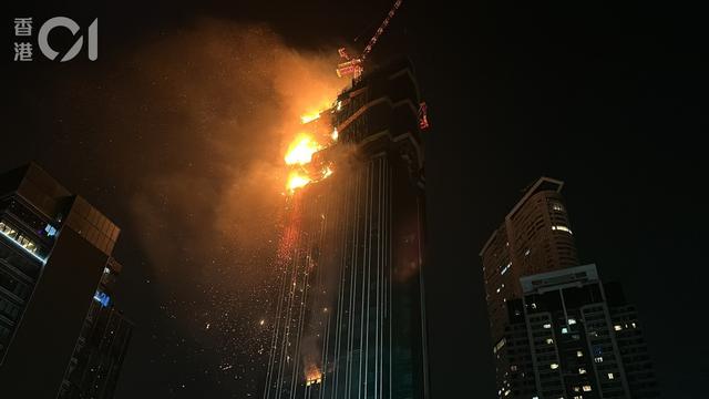 香港42层在建高楼深夜起火 烈焰冲天