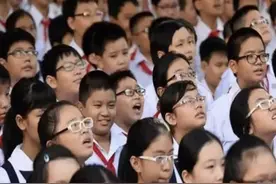 血泪教训！小学三年级就戴眼镜！眼镜成为一生枷锁图片