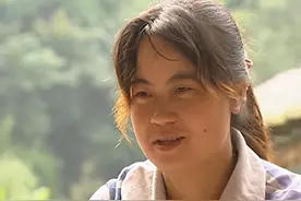 1999年雇主跑路，保姆一分钱没拿到，无偿把两个弃婴培养成大学生图片