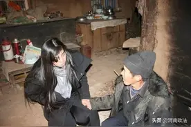 2016年，浙江23岁女孩瞒着父母找到12年前养父，相见场景让人泪目图片