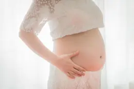 我和前夫在一起15年没怀孕，二婚嫁给60岁老头却马上怀上了图片