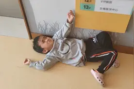 孙女三岁时还不讲话，随时随地躺在地上打滚，奶奶看着满脸酸涩图片