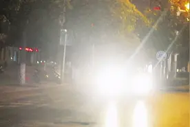 对向车乱开远光灯！视频车撞上行人被判负全责图片
