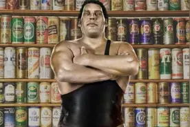 世界上酒量最大的巨人：一口气能喝156罐啤酒，骨灰重达15斤图片