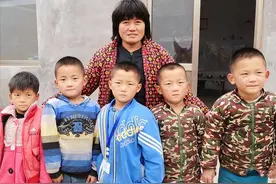 中国首例5胞胎，父亲劳累过世，母亲直言后悔，如今孩子现状如何图片