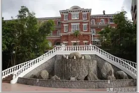 《富豪李嘉诚为什么要在香港大学为亡妻建庄月明楼》图片