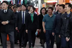 韩国第一夫人罕见穿帆布鞋营业！戴绿丝巾穿绿袜子，开心逛菜市场图片