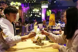 餐厅里家长偶遇高中生儿子，带着女朋友吃饭，父亲举动尽显高情商图片