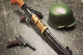 伞降火力先锋——德国FG42伞兵步枪图片