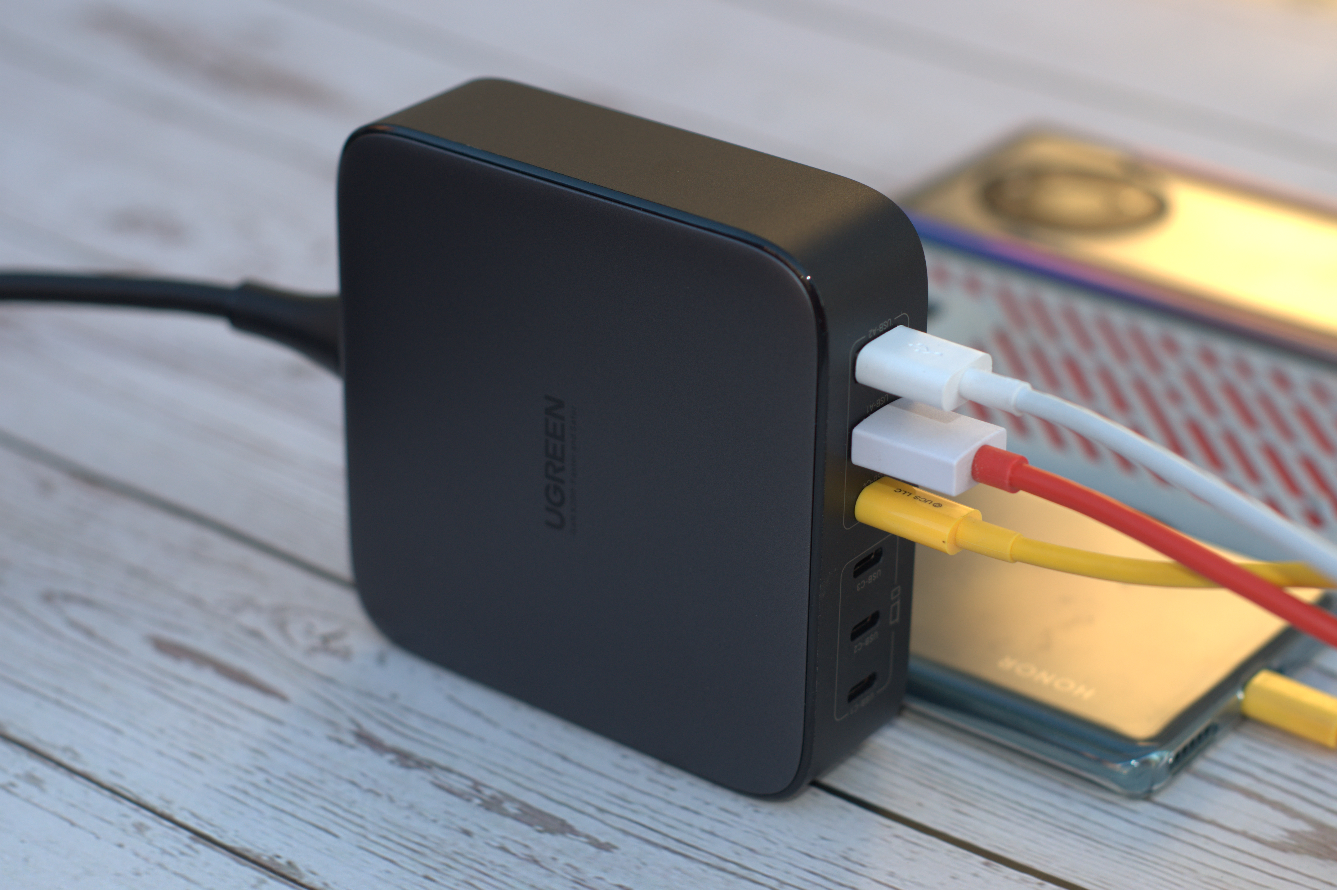 让桌面化繁为简，绿联200W氮化镓充电器就有这个魔法