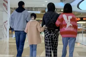 陆毅鲍蕾携女儿逛街，丈母娘负责拍照，14岁的贝儿身高接近一米七图片