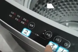 （视频）@太原人！太有心了！男子贴数字标签教86岁母亲用洗衣机图片