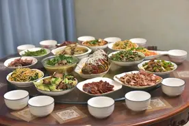 三个山东小伙来江苏旅游，在路边饭馆点了五个菜，结账时收获惊喜图片