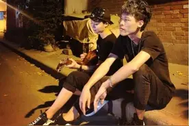 他是运气最好的工地搬砖户，五千买歌赚一亿，一夜暴富成顶级网红图片