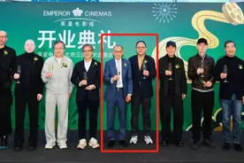 北京这晚，站位暴露江湖地位，成龙张艺谋站两边，C位雷打不动图片