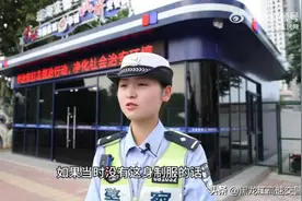 温柔的抱抱！女警抱住轻生女孩暖心安抚图片