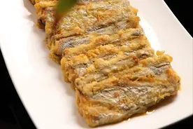 煎带鱼，只裹面粉还不够，大厨教你裹粉技巧，肉嫩皮酥不粘锅图片