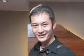 “弄虚作假”的明星们，屁股是假的，头发是假的，甚至牙也是假的图片