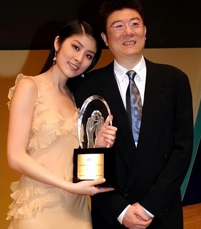 表面是艺人，实际是富家千金的8位女星，她们更不怕的就是潜规则