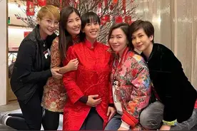 佘诗曼难得留港过新年，与好姐妹聚首一堂，文颂娴成麻将桌上赢家图片