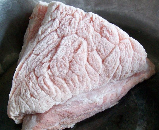 室温下解冻肉，到底要不要用水泡？剖析这3大解冻方式都不安全