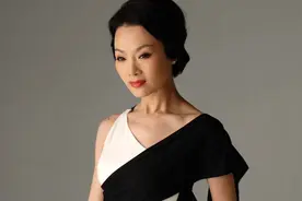 “军中花仙子”吕薇：与父母暗暗“较劲”，50岁未婚依然相信爱情图片