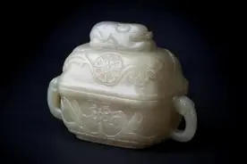 北京老人捡回2张"破椅子”遭家人数落，尘封角落29年后拍出2300万图片