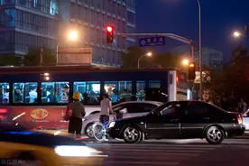 新规后误闯红灯后做这个动作，可以从扣6分变成只扣1分图片